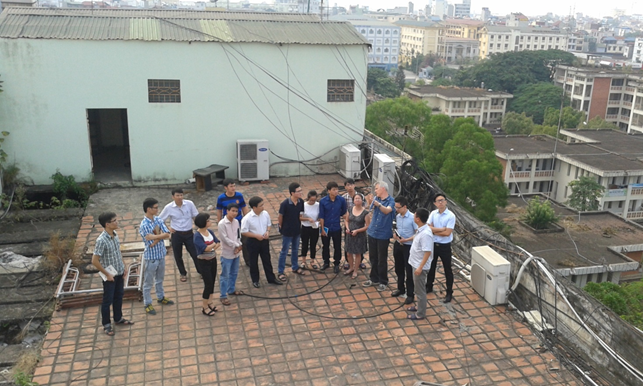 GS.TS Nguyễn Thanh Thủy trực tiếp tham gia cùng chuyên gia Dominic hướng dẫn hoạt động của ăng ten