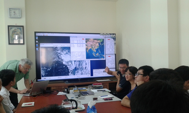 Các học viên lắng nghe giải thích về hoạt động của hệ thống qua TS. Bùi Quang Hưng
