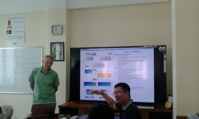 TS. Bùi Quang Hưng - PGĐ. Trung tâm FIMO giải thích các thắc mắc cho một số học viên