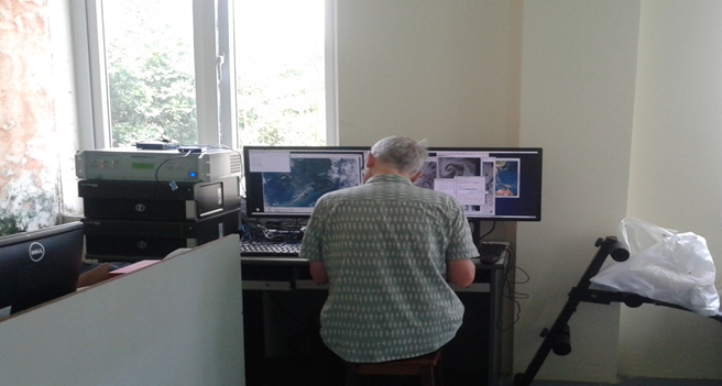 Tiến sĩ Dominique đang kiểm tra quá trình xử lý tạo dữ liệu ảnh MODIS và NPP trên trạm xử lý