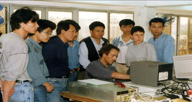 Trạm thu tín hiệu ăng ten ở VTGEO, VAST những năm 1990 đầu tiên ở Việt Nam với sự tham gia của PGS.TS. Phạm Văn Cự và các cán bộ, chuyên gia nước ngoài
