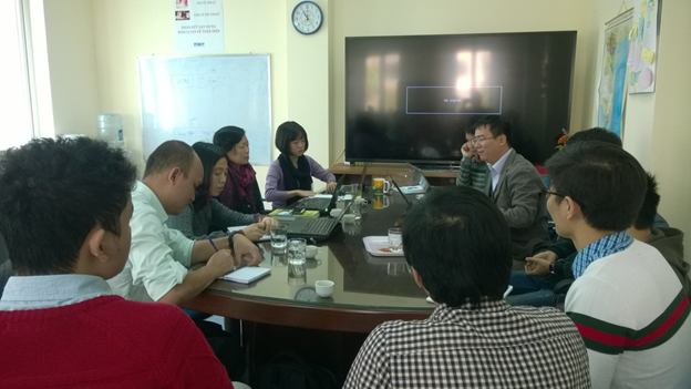 TS. Bùi Quang Hưng giới thiệu về các thành viên của Nhóm nghiên cứu ô nhiễm không khí