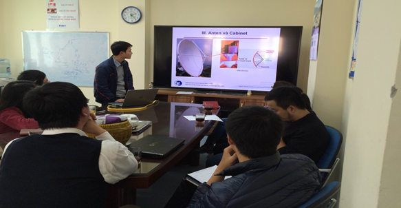 Nghiên cứu viên Nguyễn Minh Trần trình bầy về cấu tạo và thiết kế của chảo ăng ten Trung tâm FIMO