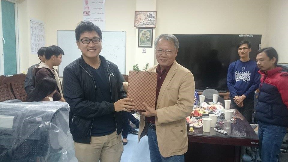 Prof. Pham Van Cu send FIMO gift to Mr. Nguyen Quoc Huy